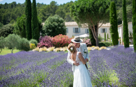 Decouvrez une Seance de photo couple de mariage en Provence dans les lavandes Decouvrez une Seance de photo couple de mariage en Provence dans les lavandes