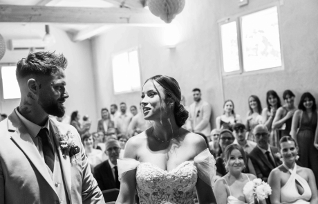 Magnifique Mariage au naturel dans le Vaucluse en Provence regard complice maries a la mairie Magnifique Mariage au naturel dans le Vaucluse en Provence regard complice maries a la mairie