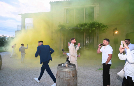 Photographie de mariage de soiree dans le Vaucluse avec des ami-e-s Photographie de mariage de soiree dans le Vaucluse avec des ami-e-s