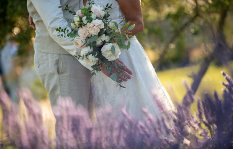 Seance de photo couple de maries en Provence dans les lavandes Seance de photo couple de maries en Provence dans les lavandes
