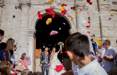Seance photo couple de mariage dans le Vaucluse sortie eglise Seance photo couple de mariage dans le Vaucluse sortie eglise